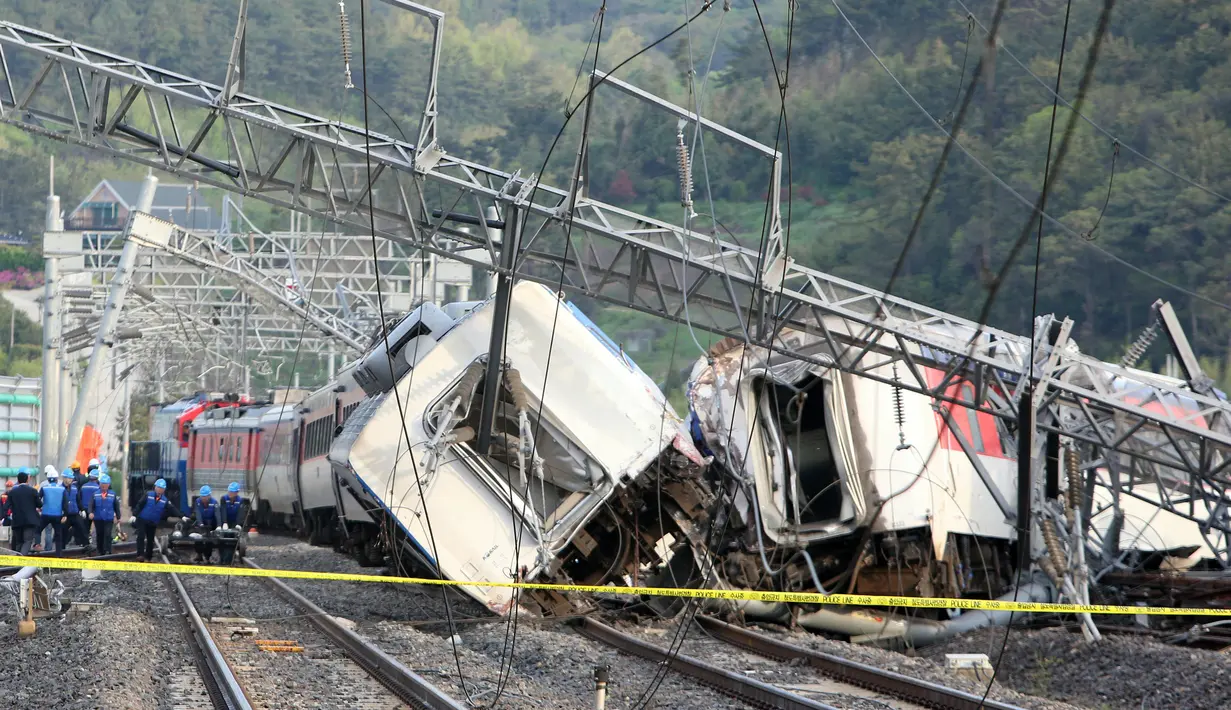 Kondisi sebuah kereta penumpang yang tergelincir dan keluar dari jalurnya di kota pelabuhan selatan Yeosu, Korea Selatan, Jumat (22/4). Akibat kecelakaan itu sang masinis tewas, sementara delapan penumpang mengalami luka-luka. (YONHAP /AFP)