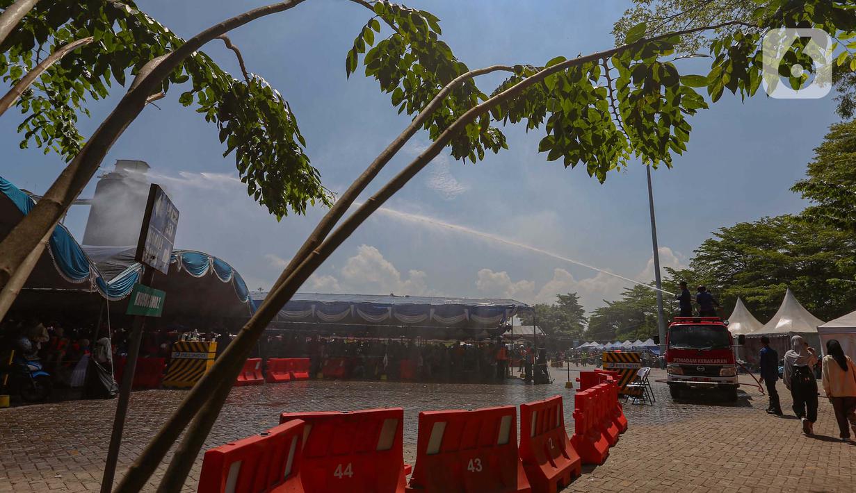 Beberapa pemudik pun sudah ada yang dibawa ke pos kesehatan. (Liputan6.com/Angga Yuniar)