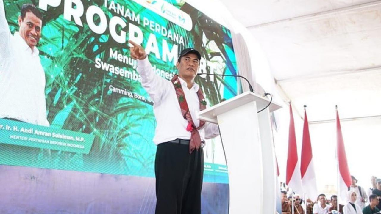 VIDEO: Mentan Amran Marah Geleng-Geleng Dicurhati Kades, Pupuk Dikirim Setahun Tak Sampai