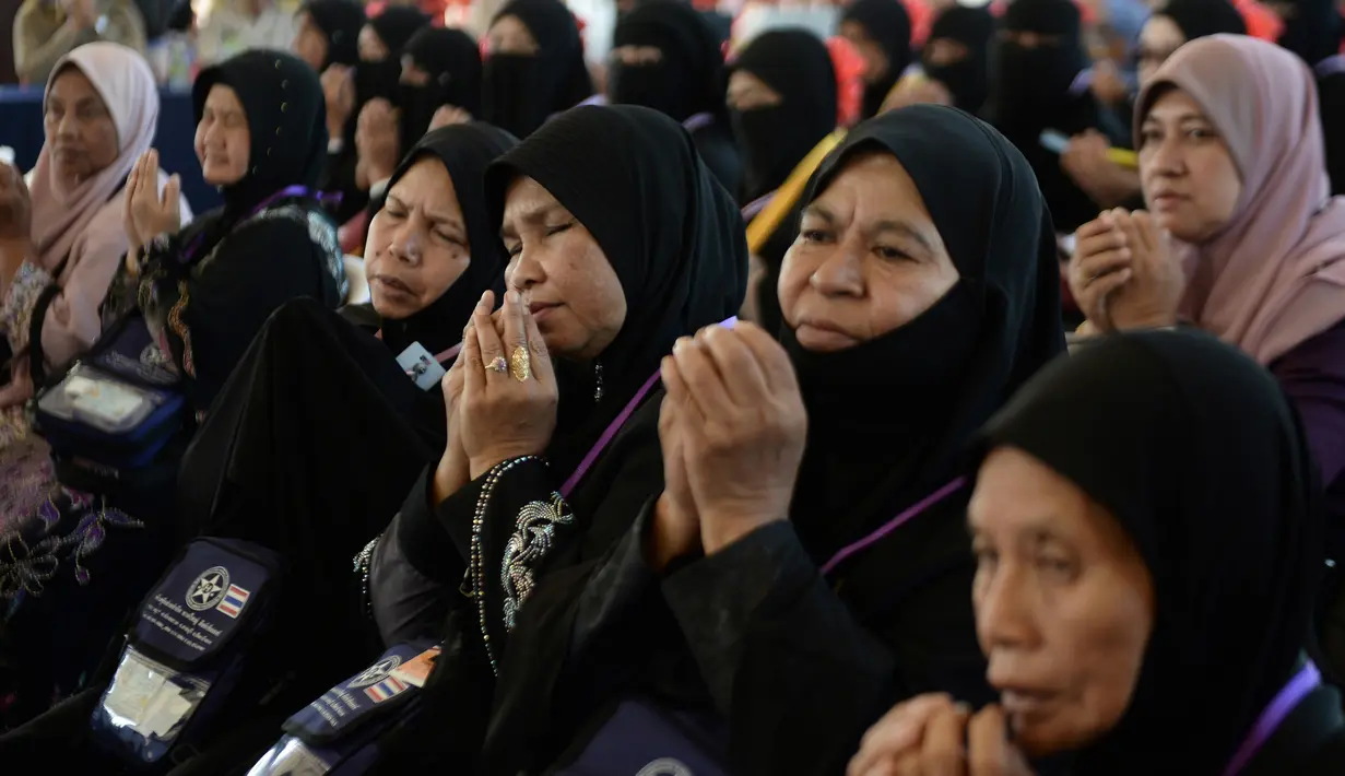 Jemaah calon haji berdoa saat akan bertolak ke Tanah Suci Mekah di Bandara Provinsi Narathiwat, Thailand, Kamis (4/7/2019). Jutaan umat muslim dari penjuru dunia akan bertolak menuju Mekah untuk melangsungkan ibadah haji. (Madaree TOHLALA/AFP)