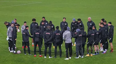 Pelatih Red Bull Salzburg Jesse Marsch (keempat kiri) berbicara kepada para pemainnya saat sesi latihan jelang menghadapi Lokomotiv Moscow di Moskow, Rusia, Senin (30/11/2020). Salzburg akan menghadapi Lokomotiv Moscowpada pada pertandingan Grup A Liga Champions. (Maxim Shipenkov, Pool via AP)