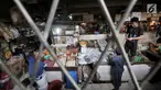Aktivitas pedagang saat berjualan di Pasar Rawamangun, Jakarta, Senin (5/11). Pemprov DKI melalui Perusahaan Umum Daerah (Perumda) Pasar Jaya akan merevitalisasi sebanyak 21 pasar tradisional yang ada di Jakarta. (Merdeka.com/Iqbal S. Nugroho)