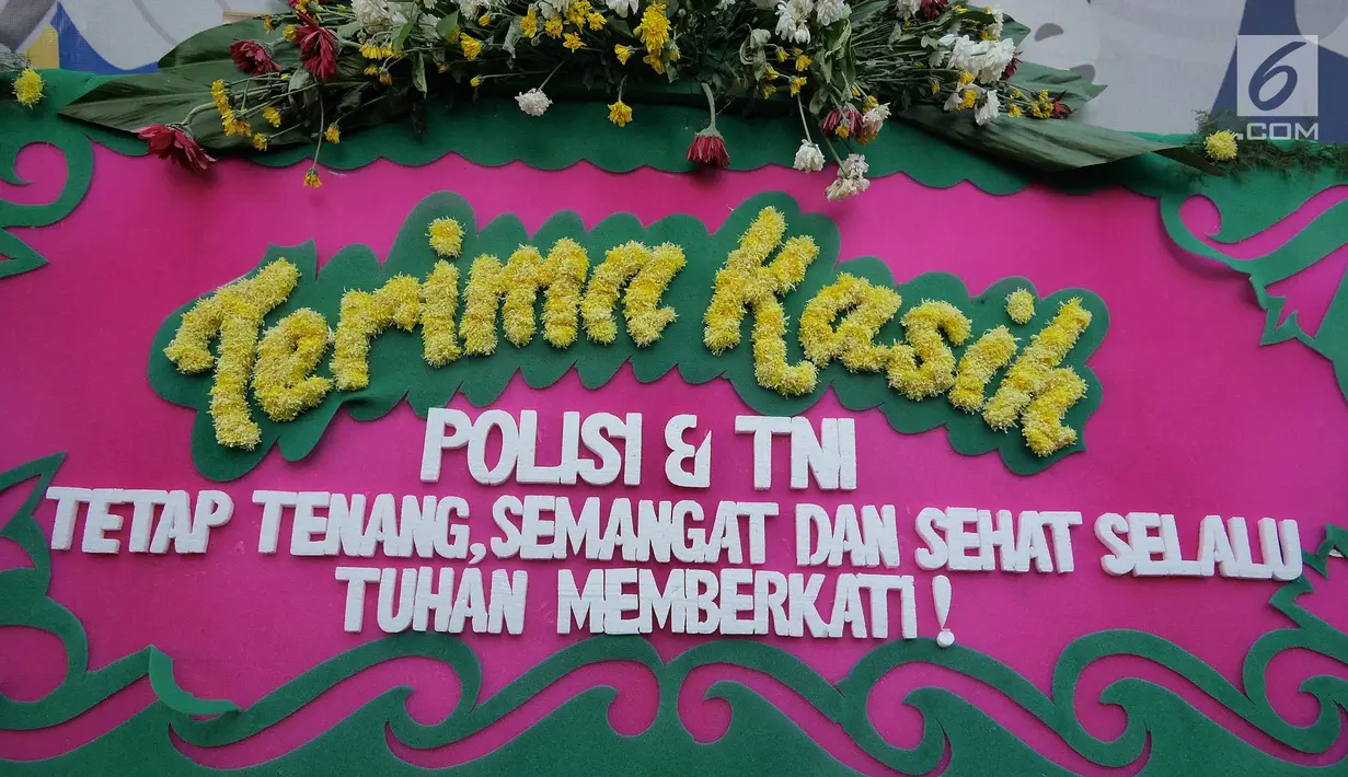 Karangan bunga yang bertuliskan ucapan apresiasi bagi TNI dan Polri terpajang di samping gedung Bawaslu, Jakarta, Jumat (24/5/2019). Karangan bunga itu sebagai wujud apresiasi bagi TNI dan Polri dalam menjaga ketertiban dan keamanan saat aksi 22 Mei. (Liputan6.com/Herman Zakharia)