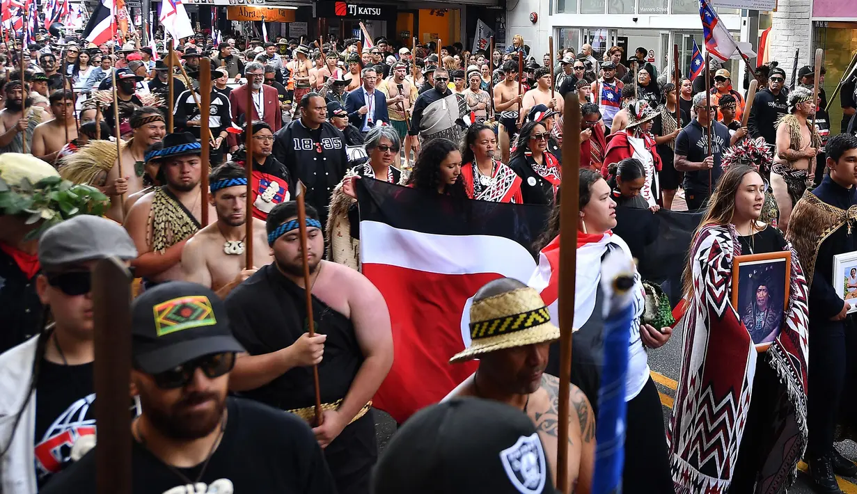 Sebelumnya, Hana-Rawhiti Maipi-Clarke, anggota parlemen Selandia Baru dari Te Pati Maori, memimpin tarian Haka sebagai bentuk protes terhadap rancangan undang-undang (RUU) kontroversial ini dalam sidang parlemen Selandia Baru pada Kamis, 14 November 2024. (Sanka Vidanagama/AFP)