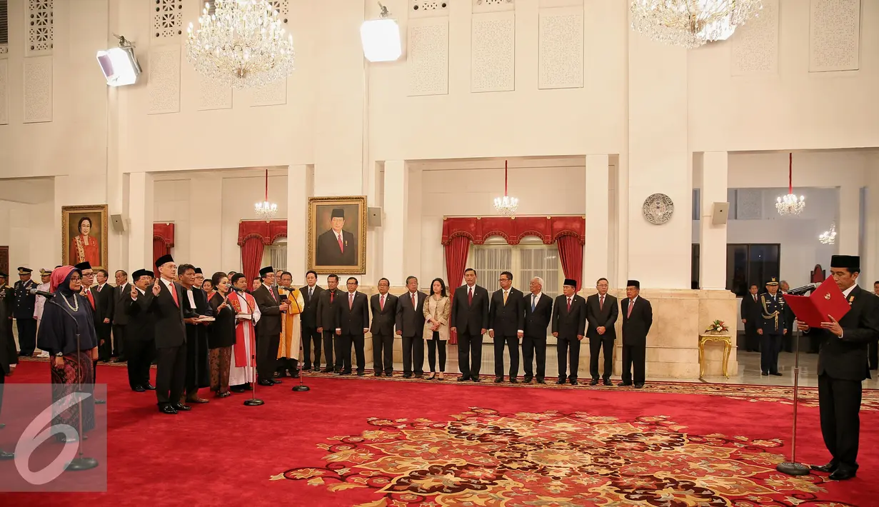 Presiden Joko Widodo saat membacakan sumpah jabatan kepada seluruh anggota Komisi Ekonomi dan Industri Nasional (KEIN) di Istana Negara, Jakarta, Rabu (20/1/2016). (Liputan6.com/Faizal Fanani)