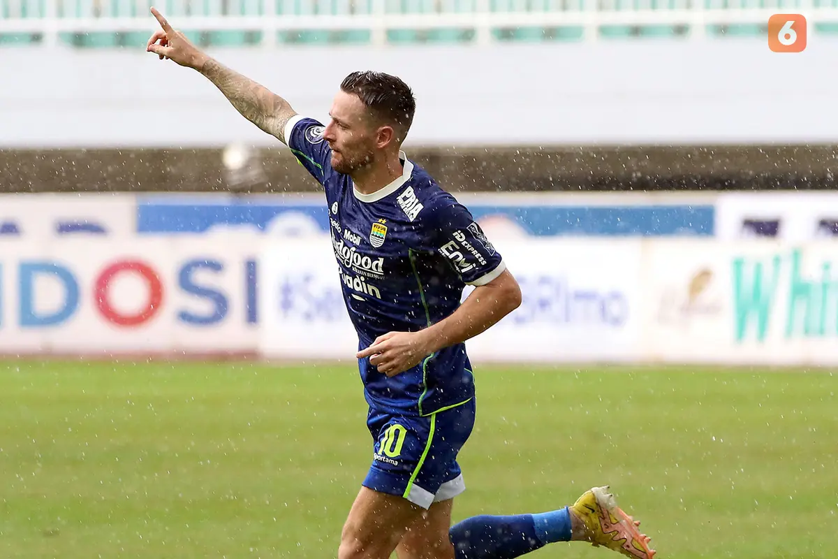 Foto: Aksi Tendangan Jarak Jauh Marc Klok ke Gawang Arema FC Bawa Persib Kembali Gusur Persija