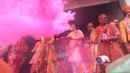 Umat Hindu India merayakan Holi, festival warna musim semi, di sebuah kuil di desa Nandgaon, negara bagian Uttar Pradesh, 5 Maret 2020. Festival Holi diselenggarakan pada awal musim semi yaitu pada akhir Februari hingga Maret, tepatnya sesudah bulan purnama. (Money SHARMA/AFP)