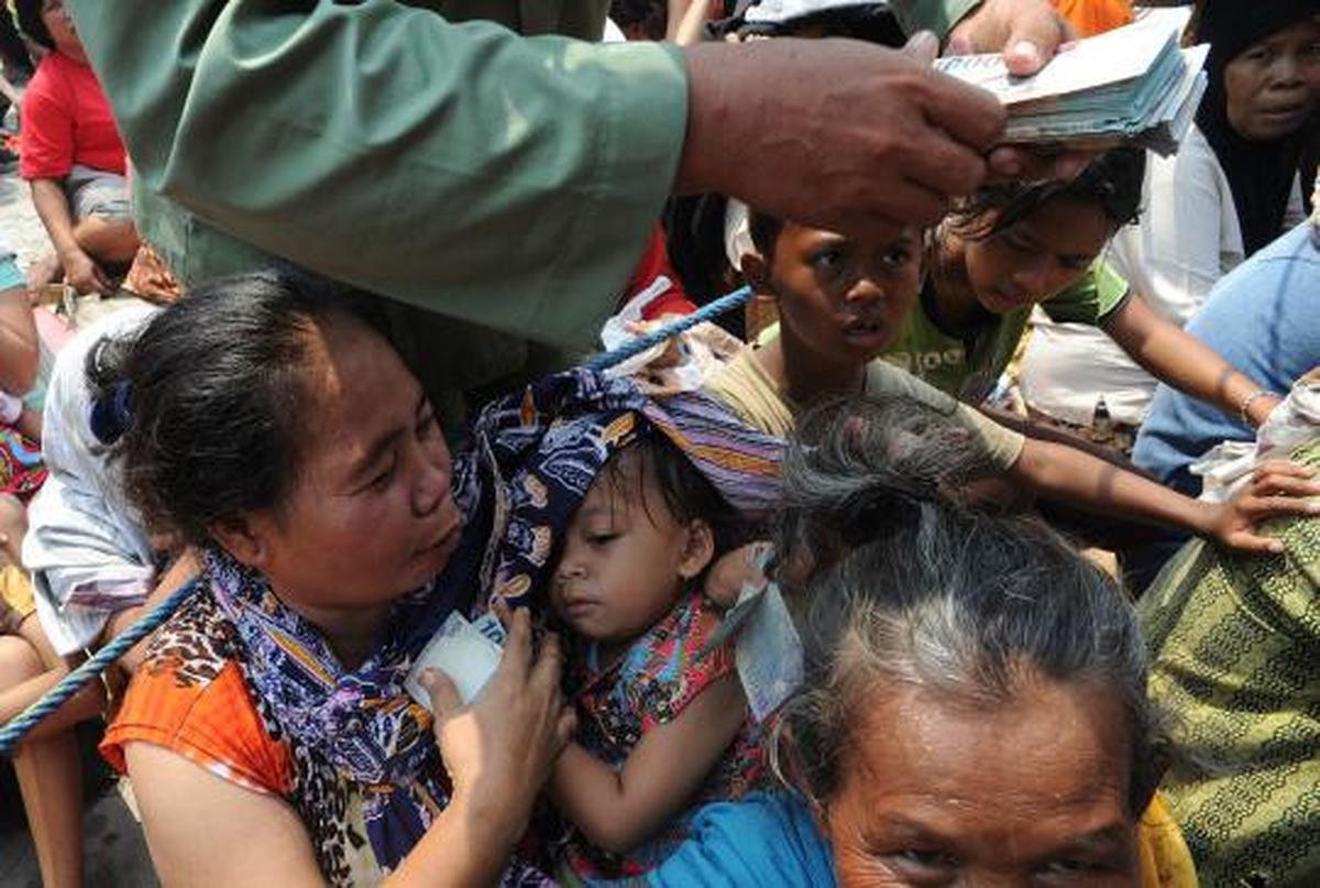 Warga berebut angpao di Vihara Dharma Bakti