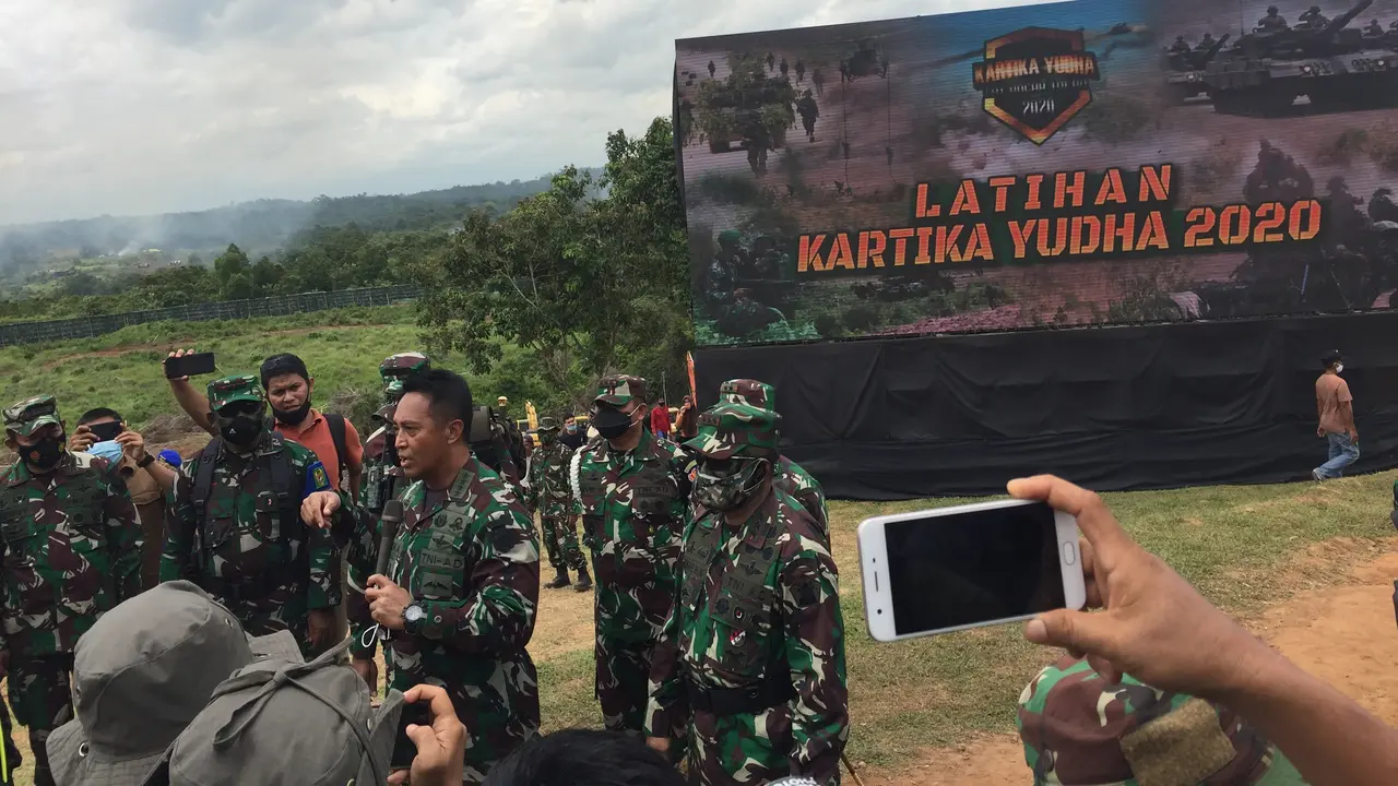 KSAD Jenderal TNI Andika Perkasa usai menyaksikan latihan tempur TNI AD di Baturaja, Sumatera Selatan