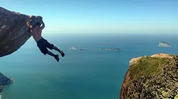 Luis Fernando Candela melakukan gerakan Pull-up disalah satu tebing yang tinggi di taman nasional Pedra Branca, Brasil. Ia sering sekali melakukan tindakan berbahaya yang dapat mengancam nyawanya. (Dailymail.co.uk)