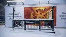 Salju menutupi pintu masuk ke stasiun kereta bawah tanah di bagian Bushwick di wilayah Brooklyn di New York, Sabtu (29/1/2022). Orang-orang dari New York City hingga Maine terbangun karena salju tebal dan angin kencang saat badai Nor'easter yang kuat melanda. (AP Photo/Brittainy Newman)