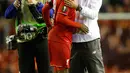 Pelatih Liverpool, Jurgen Klopp (kanan) merangkul penyerang Liverpool Christian Benteke usai pertandingan melawan Bordeaux di Stadion Anfield, Inggris (27/11). Liverpool menang atas Bordeaux dengan skor 2-1. (Reuters/Carl Recine)