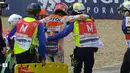 GP Buriram 2019. Marc Marquez mengalami kecelakaan saat latihan bebas pertama GP Buriram 2019 (4/10/2019). Ia terpental hebat dari motornya dan menghantam aspal hingga mengakibatkan cedera di leher, punggung dan panggulnya. Ia tetap turun berlomba dan hebatnya menjadi juara. (MotoGP.com)