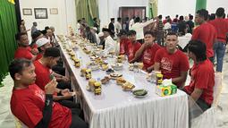 Skuad Malut United saat menunggu waktu berbuka puasa dalam jamuan buka puasa bersama oleh Sultan Tidore, H. Husain Syah merayakan keberhasilan Malut United promosi ke Liga 1 2024/2025 usai menempati peringkat ketiga Pegadaian Liga 2 2023/2024 di Istana Kesultanan Tidore, Maluku Utara, Jumat (15/3/2024) malam WIT. (Bola.com/Hery Kurniawan)