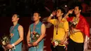 Mohammad Ahsan/Hendra Setiawan dan pasangan Tiongkok,  Liu Xiaolong/Qiu Zihan saat lagu Indonesia Raya dikumandangkan. Minggu (16/8/2015). (Bola.com/Arief Bagus)