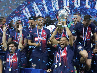 Pemain PSG, Kylian Mbappe (tengah) mengangkat trofi Coupe De France 2023/2024 saat perayaan gelar juara di Stade Pierre-Mauroy, Villeneuve-d'Ascq, Prancis, Minggu (26/05/2024) WIB. PSG menang dengan skor 2-1 atas Olympique Lyon pada babak final. (AP Photo/Michel Euler)