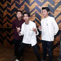 Hal itu diungkapkan saat ketiga personil tersebut dalam acara syukuran film 'Ada Cinta Di SMA', di kawasan Kebayoran Baru, Jakarta Selatan, Rabu (18/5). (Nurwahyunan/Bintang.com)