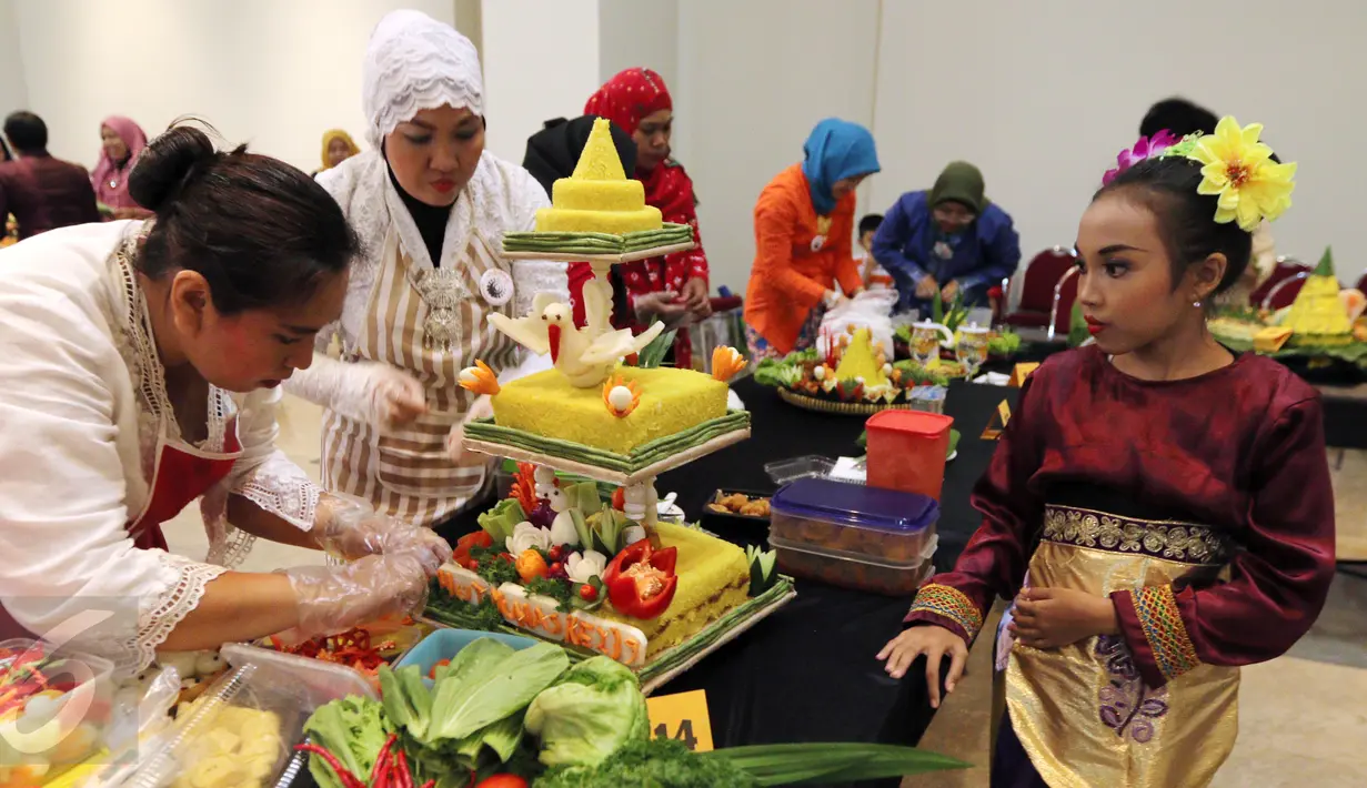Peserta mempercantik tumpenya saat mengikuti Lomba Menghias Tumpeng di Museum Nasional, Jakarta, Sabtu (22/4). Kegiatan ini bertujuan untuk mengajak masyarakat untuk mencintai budaya Indonesia. (Liputan6.com/Fery Pradolo)