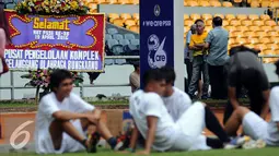 Sejumlah pemain bola beristirahat saat laga eksebisi perayaan HUT PSSI ke-86 di Stadion GBKJakarta, Selasa (19/4/2016). Setahun pasca dibekukan oleh Kemenpora, PSSI merayakan hari jadinya secara sederhana. (Liputan6.com/Helmi Fithriansyah)
