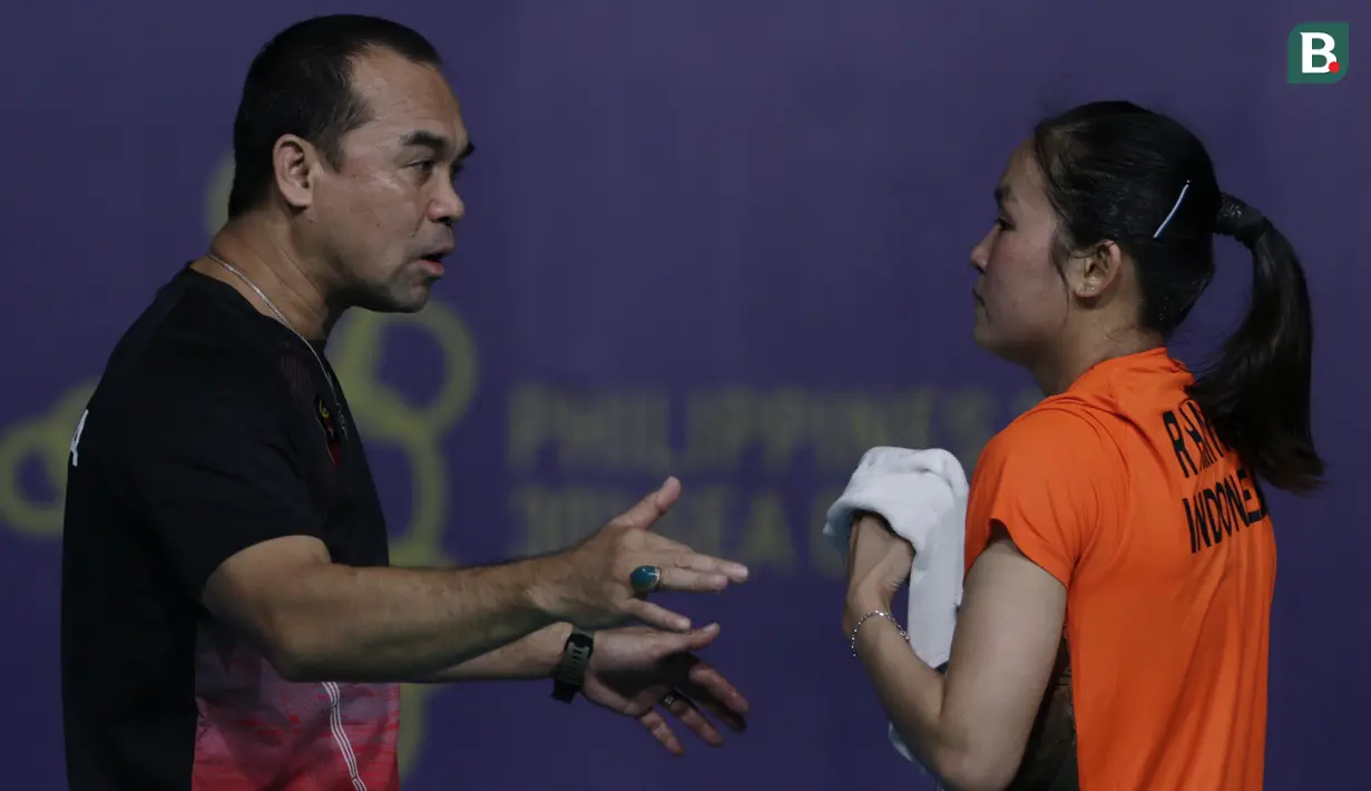 Tunggal putri, Ruselli Hartawan, mendapat instruksi saat melawan tunggal Malaysia, Kisona Selvaduray, pada laga final Bulutangkis di SEA Games 2019 di Multinlupa Sports Complex, Senin (9/12). Ruselli meraih perak setelah kalah dengan skor 22-20, 14-21 dan 13-21. (Bola.com/M Iqbal Ichsan)