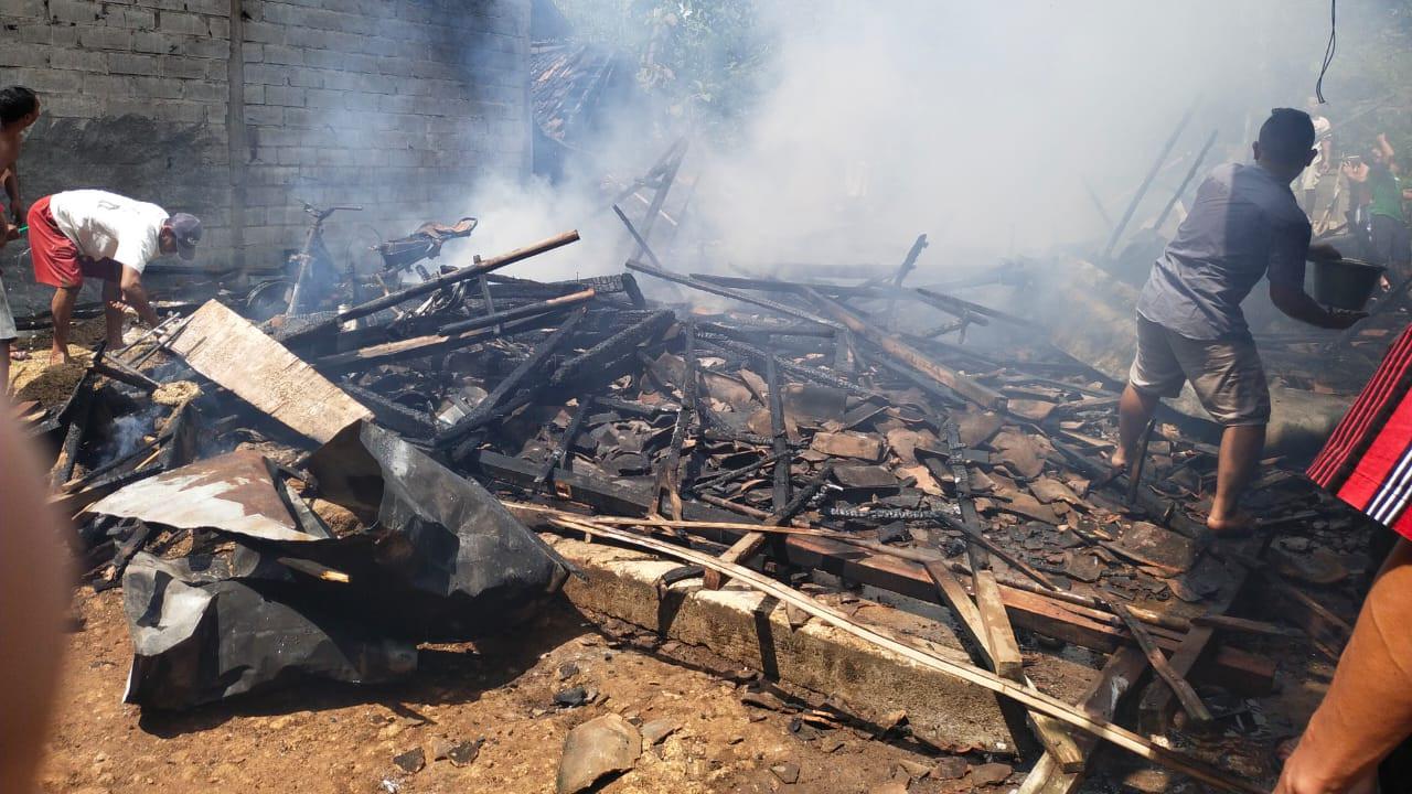 Warga mencoba memadamkan api