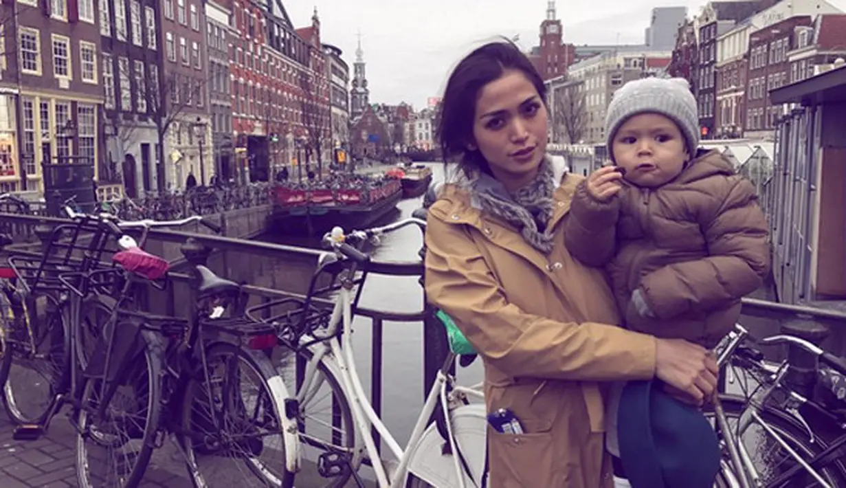 Bersama dengan El Barack, serta adiknya, Jedar berangkat ke Amsterdam, Belanda sejak Jumat (23/12/2016). Beberapa tempat yang akan disambangi oleh presenter dan pemeran itu bersama dengan buah hatinya. (Instagram/inijedar)