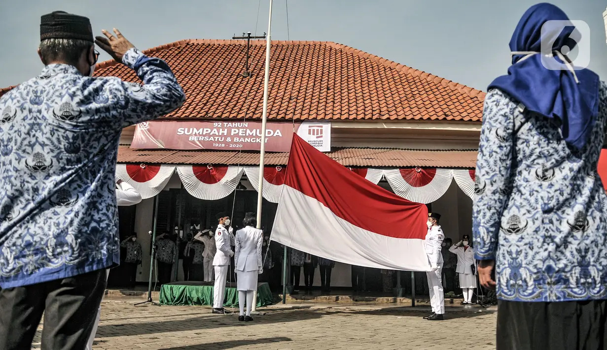 Peserta memberi hormat saat upacara peringatan 92 tahun Sumpah Pemuda di Museum Sumpah Pemuda, Jakarta, Rabu (28/10/2020). Upacara dengan tema Sumpah Pemuda Bersatu dan Bangkit itu diadakan secara terbatas dengan menerapkan protokol kesehatan Covid-19. (merdeka.com/Iqbal S Nugroho)