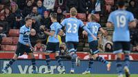 Pemain Tottenham Hotspur, Dele Alli (kiri) mencatatkan namanya pada papan skor saat mencetak gol ke gawang Stoke City  pada lanjutan Liga Inggris di Stadion Britannia, Stoke, Selasa (19/4/2016) dini hari WIB. (AFP/Paul Ellis)