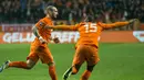 Gelandang Belanda, Wesley Sneijder (kiri) merayakan selebrasi gol yang di ciptakan Klaas-Jan Huntelaar saat kualifikasi Piala Eropa 2016 di Amsterdam Arena, Minggu (29/3/2015). Belanda bermain imbang 1-1 melawan turki. (REUTERS/Michael Kooren)
