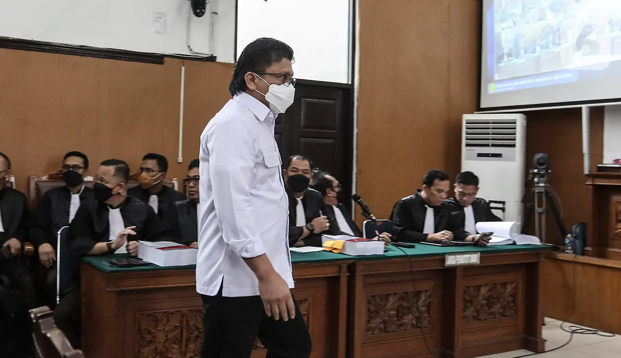 Terdakwa Ferdy Sambo sebelum dimulainya sidang lanjutan kasus pembunuhan berencana terhadap Brigadir Nopriansyah Yosua Hutabarat di Pengadilan Negeri Jakarta Selatan, Jakarta, Selasa (17/1/2023). Ferdy Sambo tampak mengenakan kemeja putih. Saat persidangan dimulai, rompi tahanan dan borgol Sambo terlihat dilepas.  (Liputan6.com/Johan Tallo)