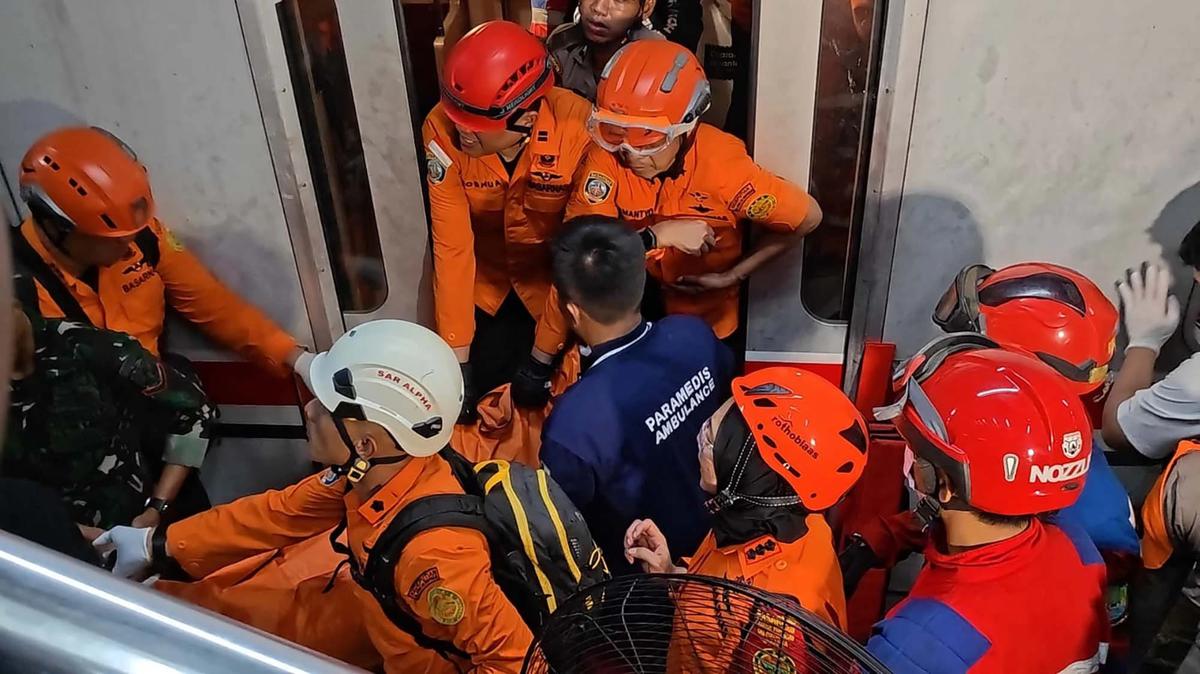 FOTO: Evakuasi Dramatis Korban Tabrakan Kereta di Bekasi Timur
