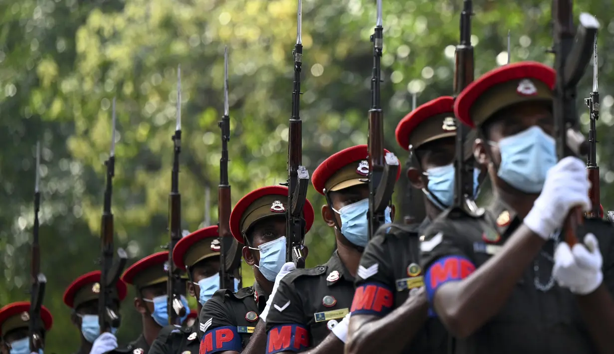 Personel militer Sri Lanka ambil bagian dalam latihan parade Hari Kemerdekaan di Kolombo (31/1/2022). Sri Lanka bersiap untuk menandai peringatan ke-74 kemerdekaan dari Inggris pada 4 Februari. (AFP/Ishara S. Kodikara)