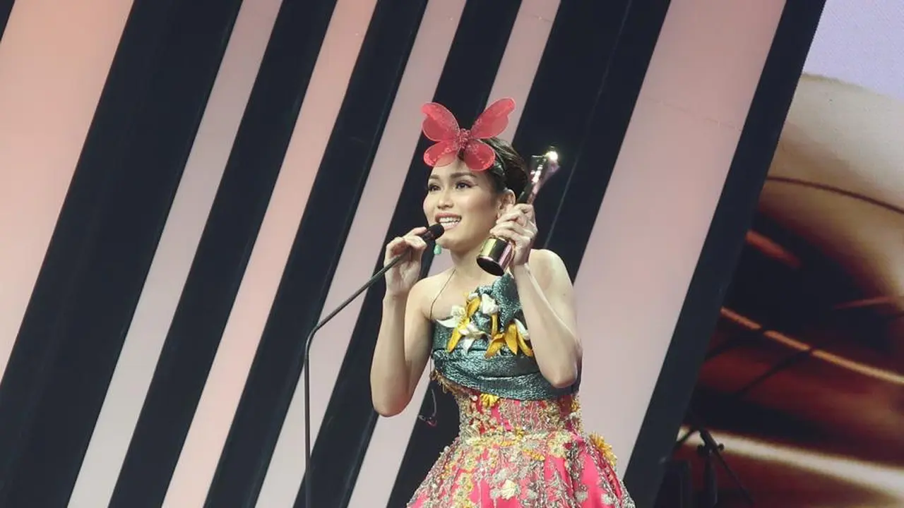 Ayu Ting Ting menang penghargaan Anugerah Dangdut Indonesia 2022