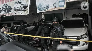 Tim Gegana dikerahkan saat penggerebekan rumah toko milik terduga teroris di kawasan Condet, Jakarta Timur, Senin (29/3/2021). Dalam penggerebekan tersebut, Tim Gegana mengamankan seorang pria dan wanita yang merupakan pemilik rumah. (merdeka.com/Iqbal S Nugroho)