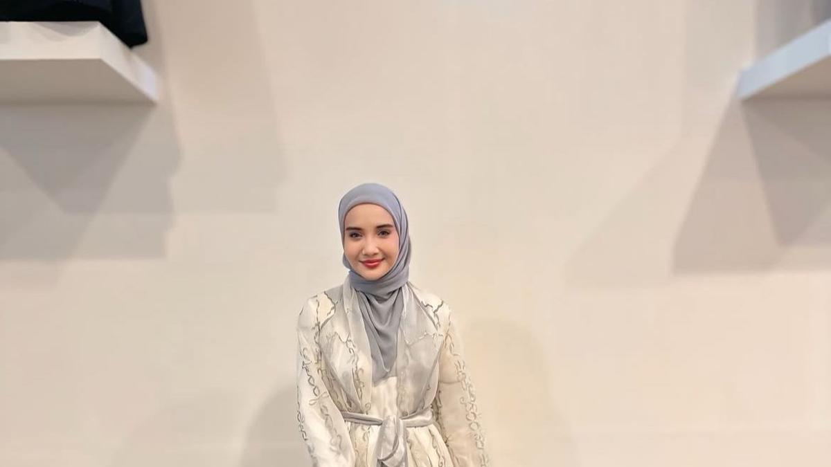 Padu Padan Clean Outfit ala Zaskia Sungkar, Salah Satunya Dari Koleksi Brand Miliknya!
