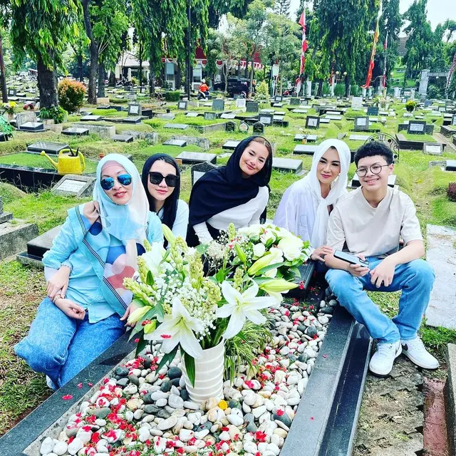 Reza Artamevia dan Angie di makam Adjie Massaid.