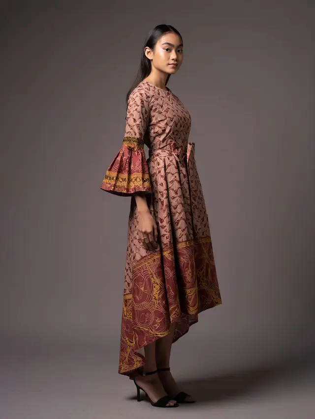 Batik Lengan Lonceng High-Low Modis untuk Pesta Malam