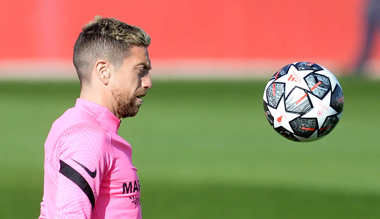 Penyerang Sevilla, Papu Gomez mengontrol bola saat mengikuti sesi latihan di tempat latihan Ciudad Deportiva Jose Ramon Cisneros Palacios,  Spanyol (16/2/2021). Kekuatan kedua tim yang nampak seimbang akan membuat pertandingan kali ini terasa sengit untuk dinikmati. (AFP/Cristina Quicler)