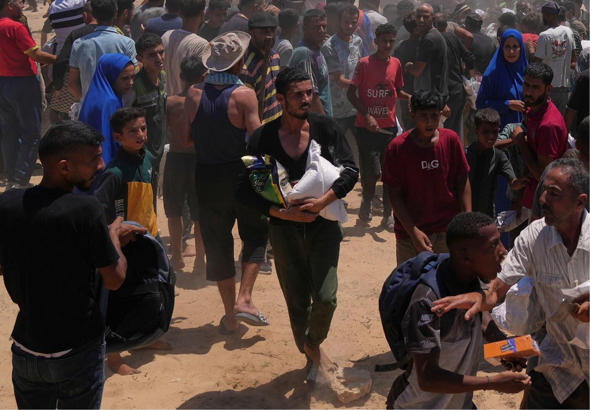 FOTO: Perjuangan Warga Gaza Berebut Bantuan dari Langit
