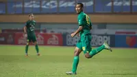 Pemain Persebaya Surabaya, Johan Yoga Utama merayakan gol kedua timnya ke gawang PSIS Semarang dalam laga pekan ke-6 BRI Liga 1 2021/2022 di Stadion Wibawa Mukti, Cikarang, Minggu (03/10/2021). (Bola.com/Bagaskara Lazuardi)