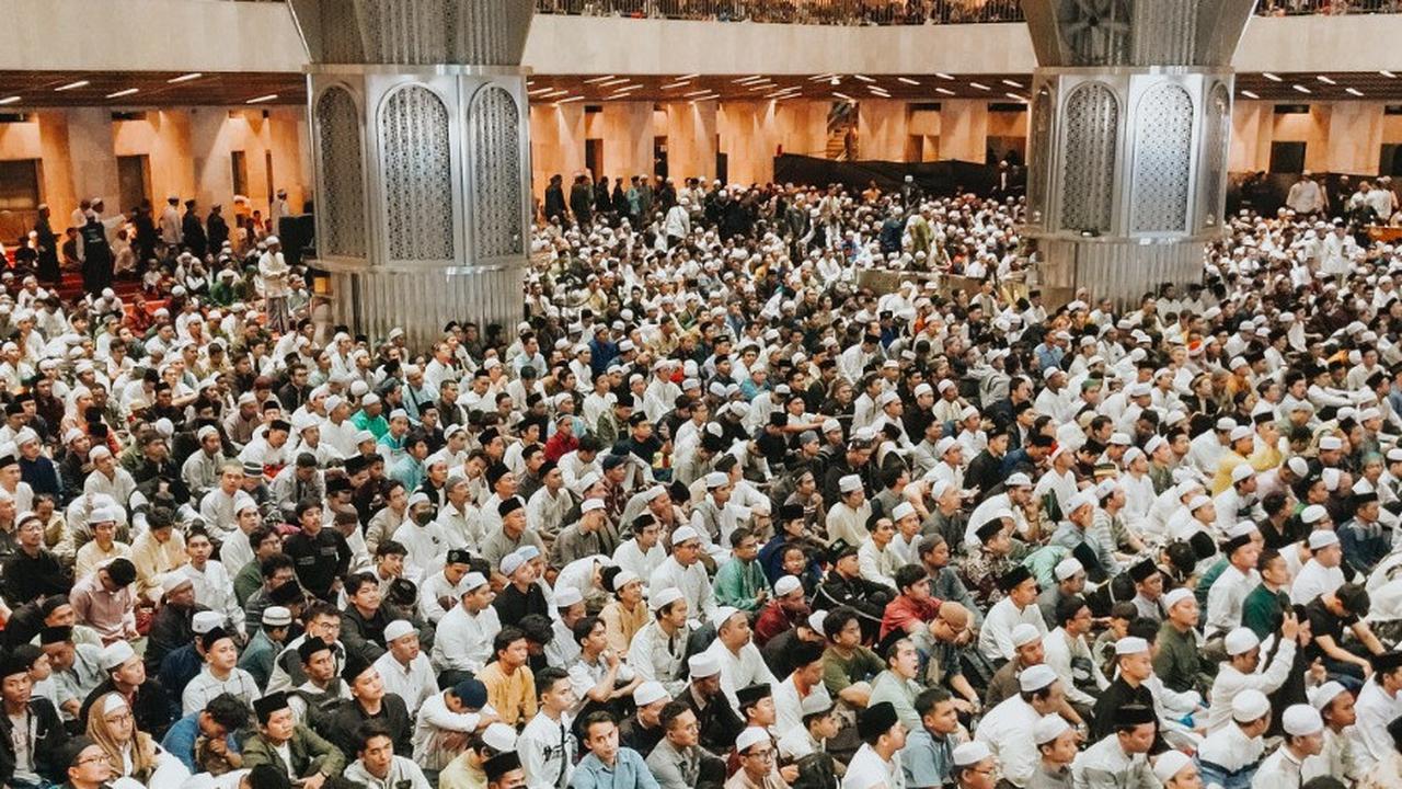 Menag dan pejabat kabinet merah putih hadiri tabligh akbar isra miraj di istiqlal