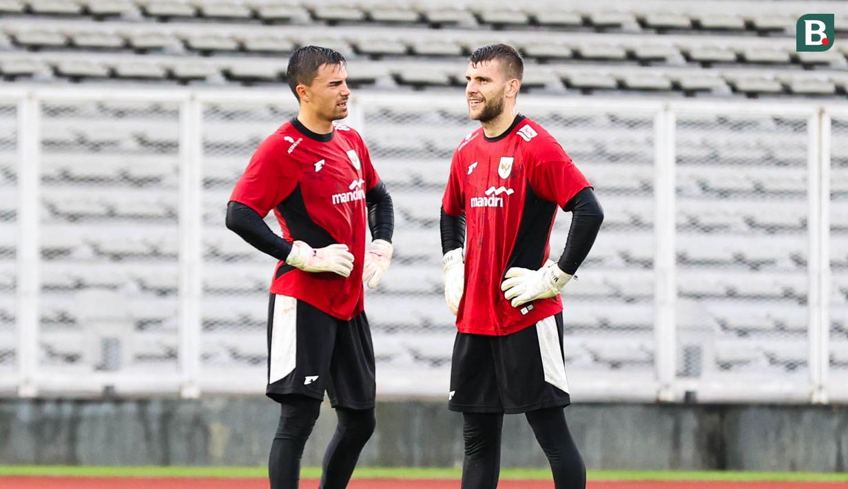 <p>Emil Audero (kiri) dan Maarten Paes (kanan) terlihat sedang bercengkrama saat sesi latihan Timnas Indonesia di Stadion Madya, Gelora Bung Karno, Jakarta, Sabtu (22/3/2025).</p>
