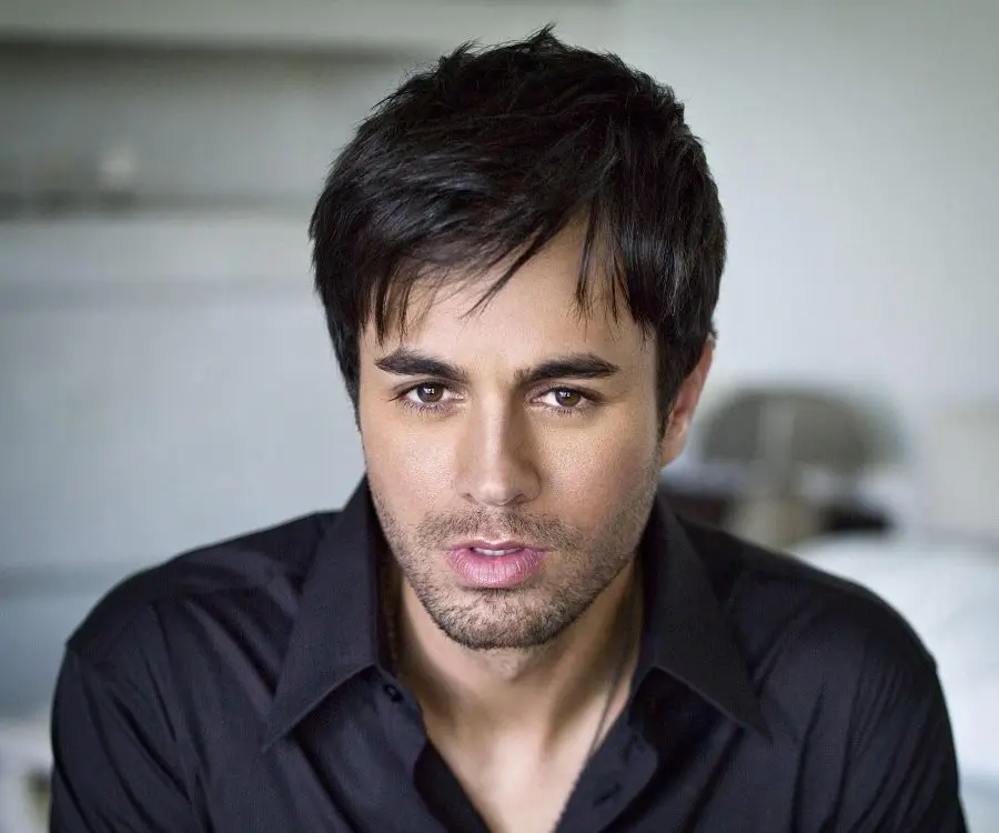 Enrique Iglesias adalah penyanyi keturunan Spanyol yang telah mendunia 