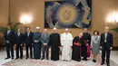Pemimpin umat Katolik dunia, Paus Fransiskus berfoto bersama  Imam Besar Masjid Al-Azhar, Ahmed al-Tayeb dan rombongan pada sebuah pertemuan pribadi di Vatikan, Selasa (7/11). (L'Osservatore Romano/Pool via AP)