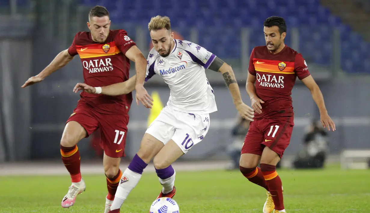 Pemain Roma Jordan Veretout (kiri) berebut bola dengan pemain Fiorentina Gaetano Castrovilli pada pertandingan Serie A Italia di Olympic Stadium, Roma, Italia, Minggu (1/11/2020). Roma menang 2-0. (AP Photo/Gregorio Borgia)