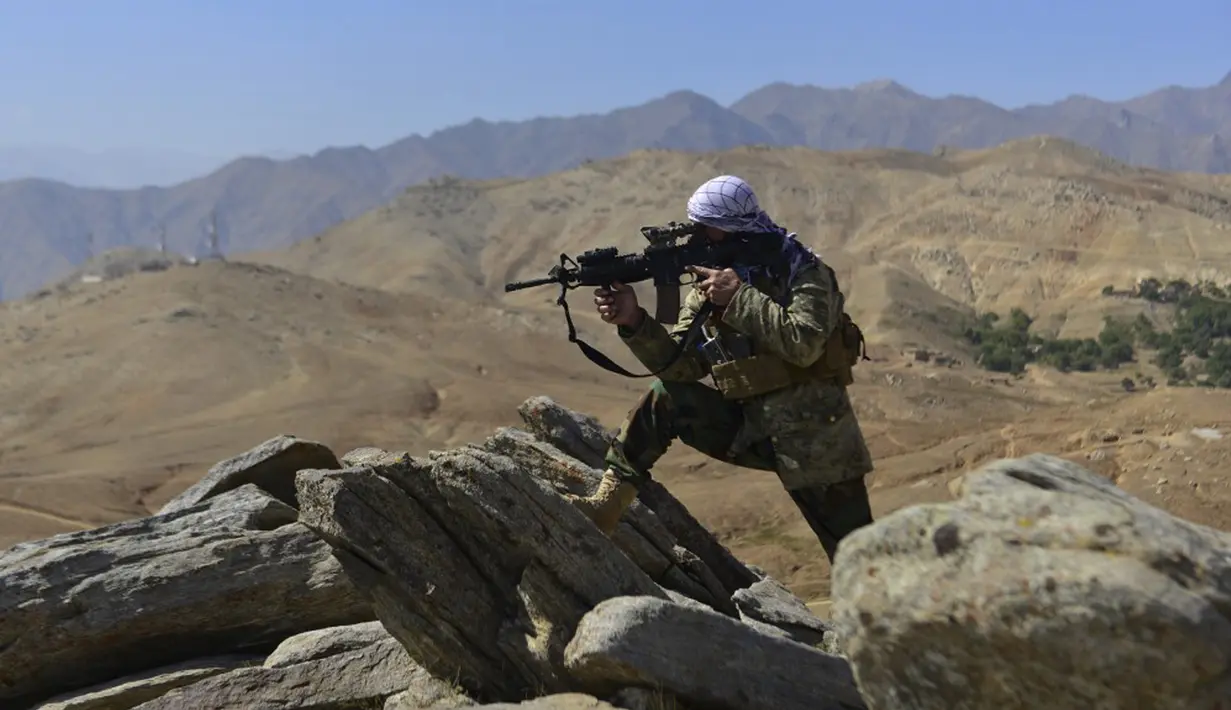 Gerakan perlawanan Afghanistan dan pasukan pemberontak anti-Taliban ambil posisi saat patroli di puncak bukit di daerah Darband, Distrik Anaba, Provinsi Panjshir, 1 September 2021. Panjshir terkenal dengan pertahanan alami yang tak pernah ditembus pasukan Soviet atau Taliban. (AHMAD SAHEL ARMAN/AFP)