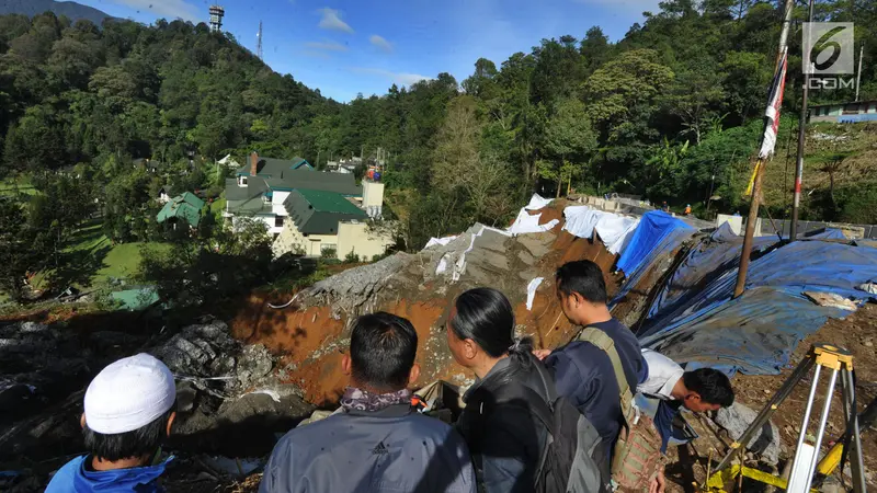 Jalur Puncak Ditutup Akibat Longsor