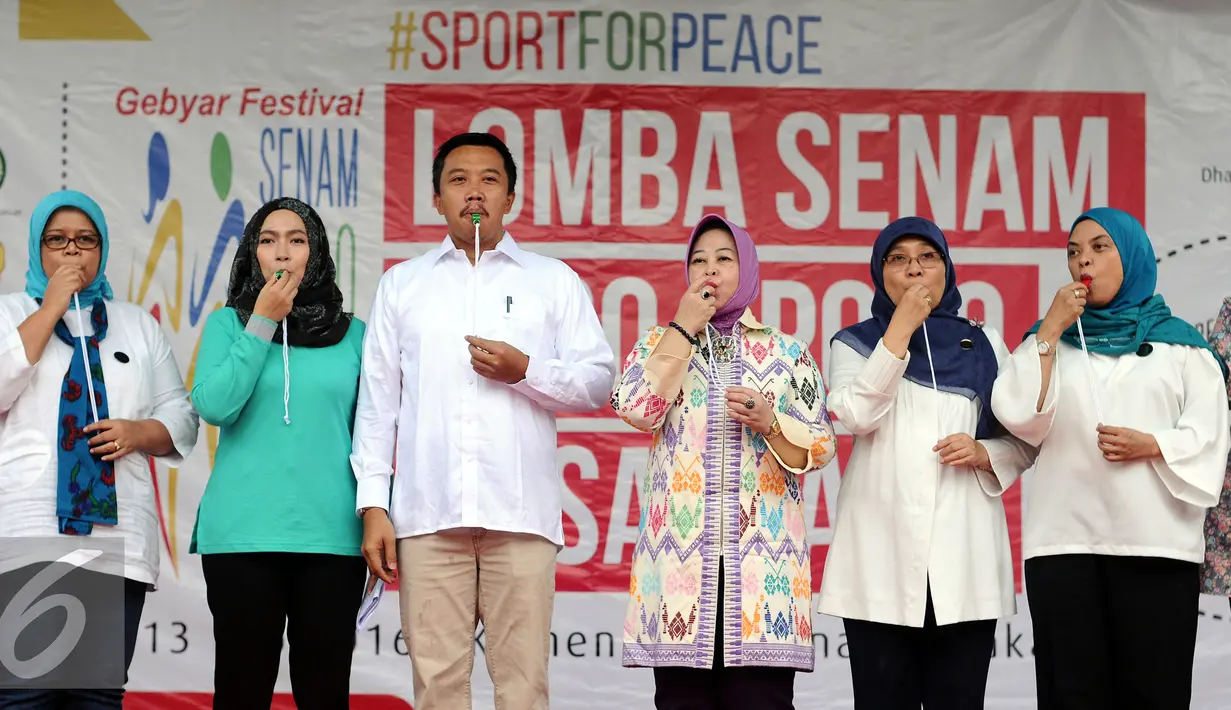 Menpora Imam Nahrawi (ketiga kiri) bersiap meniup peluit tanda dimulainya Lomba Senam Poco-Poco Nusantara di Jakarta, Jumat (12/2/2016). Lomba ini memperebutkan piala Ibu Negara RI dan piala Menpora. (Liputan6.com/Helmi Fithriansyah)