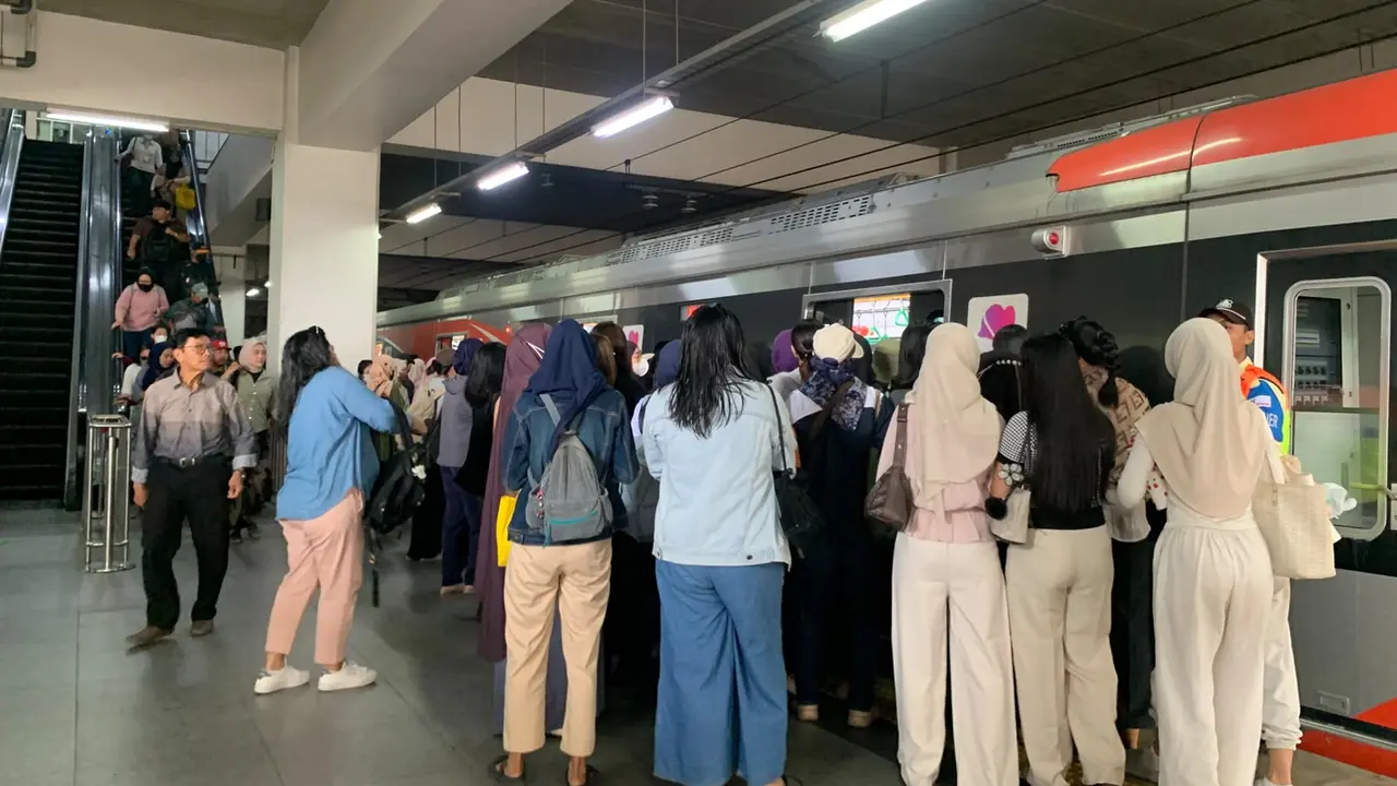 Penumpang KRL memadati Stasiun Manggarai, Senin (28/9/2026).  (Liputan6.com/Rachel)