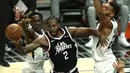 Kawhi Leonard merupakan pemain Los Angeles Clippers pada 2021/2022 ini. Sayangnya, ia tak mampu tampil maksimal karena terganggu dengan cedera. Leonard tercatat pernah memenangi gelar MVP Final NBA sebanyak dua kali, yaitu pada 2014 bersama San Antonio Spurs dan 2019 bersama Toronto Raptors. (Getty Images via AFP/Sean M. Haffey)